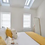 Host & Stay - Lemonade Arch